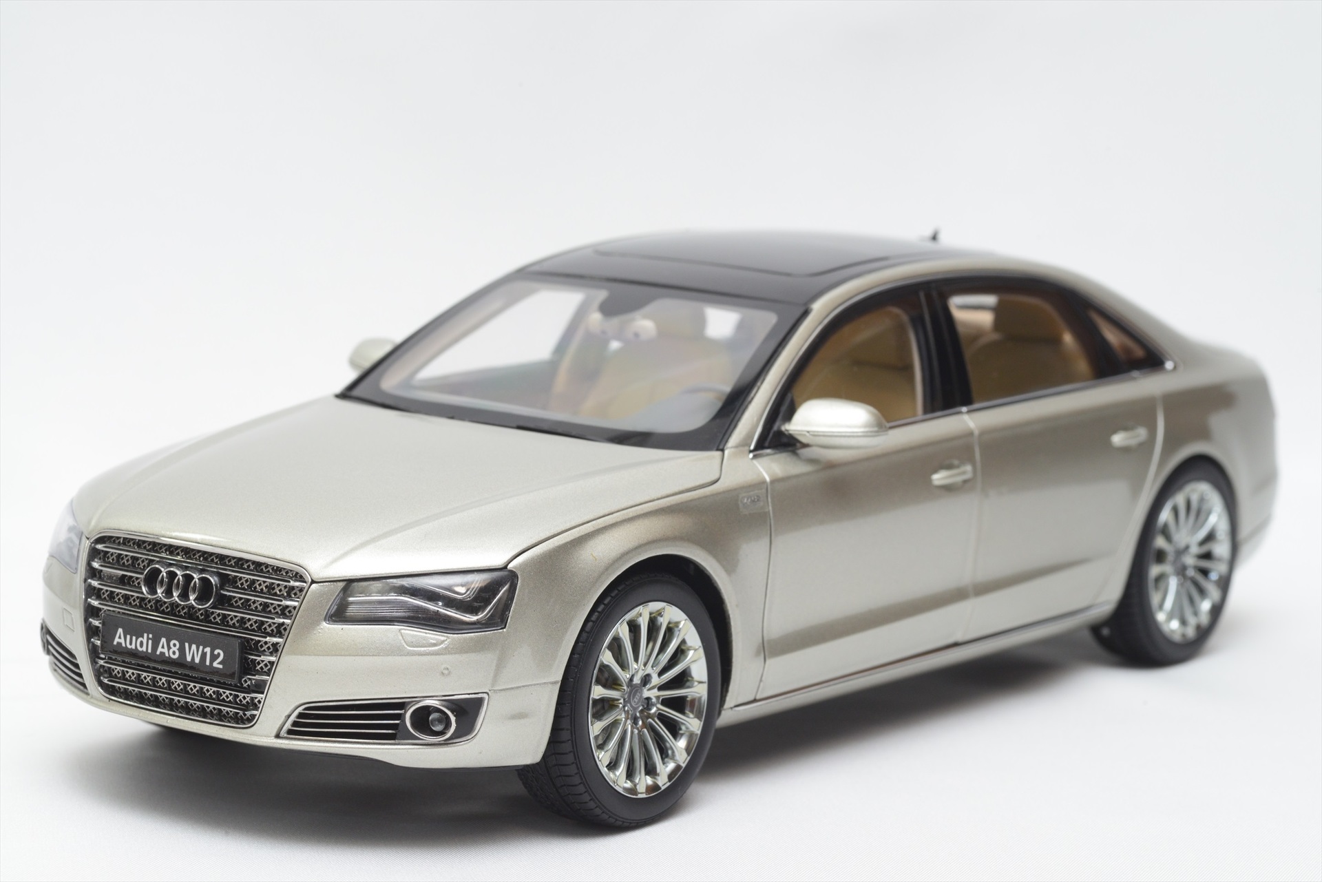 アウディAudi A8 L W12 1/18 京商(ミニカー） - ミニカー