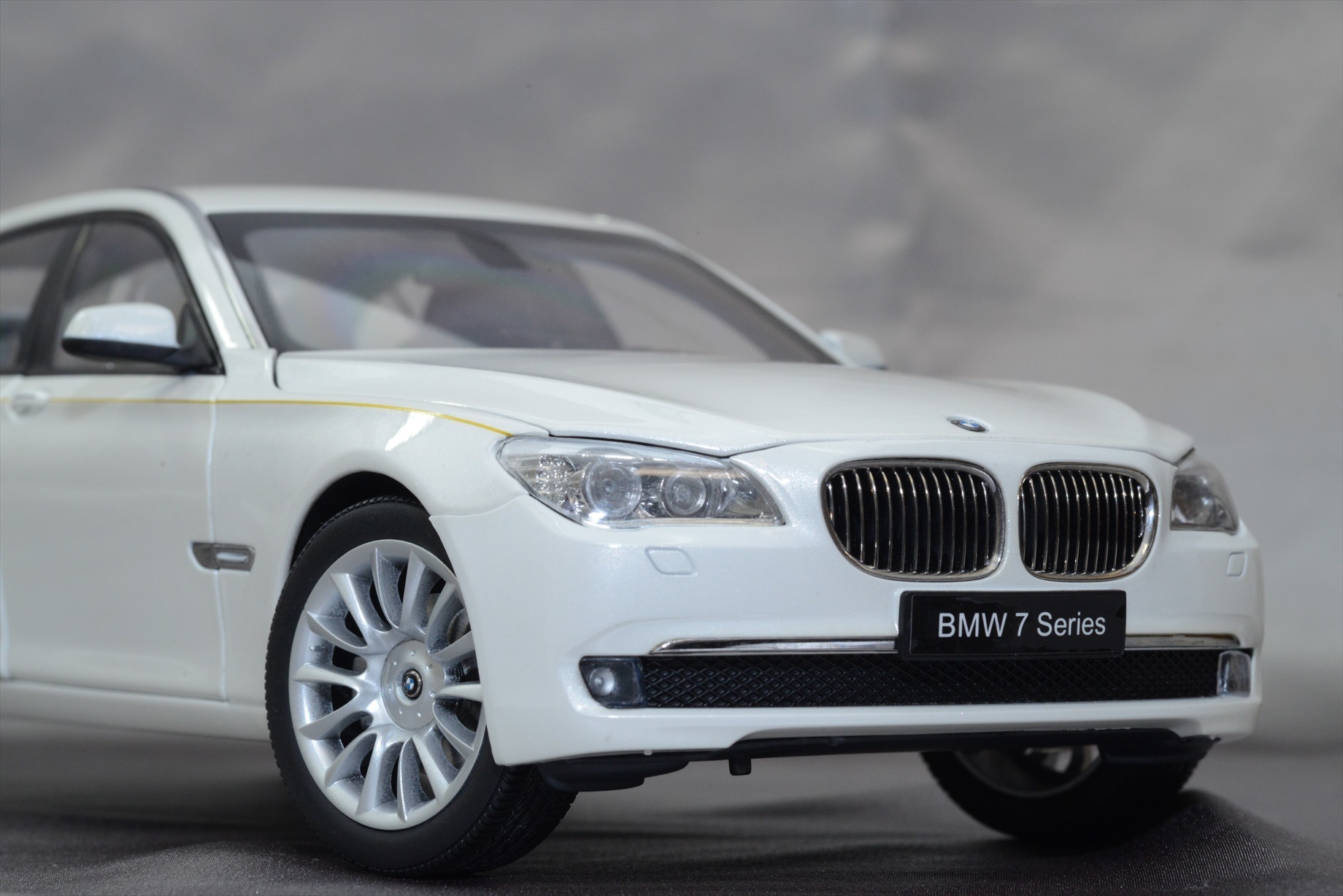 京商 1/18 BMW 760Li(F02): 銀の備忘録