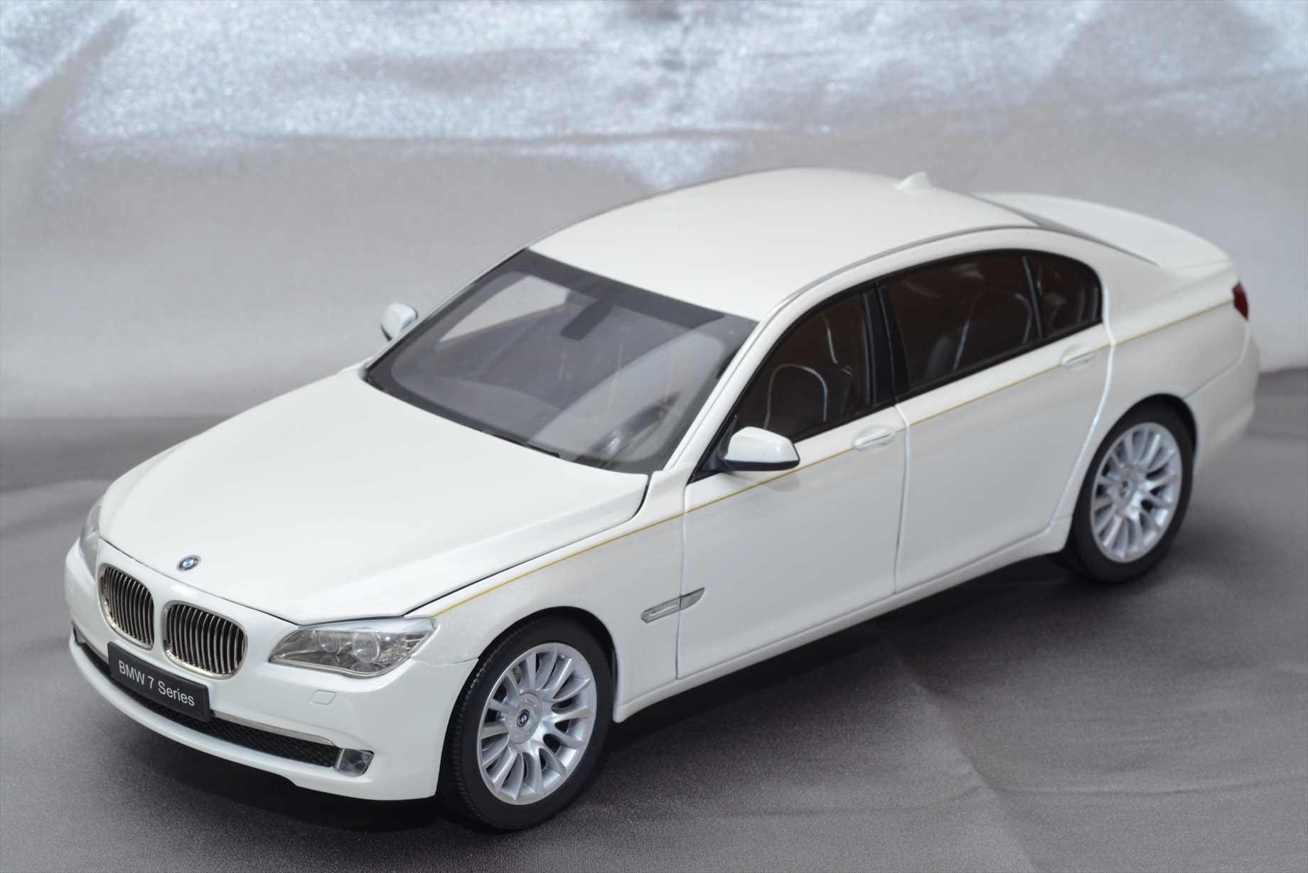 京商 1/18 ミニカー BMW 7シリーズ F02 750li - ミニカー