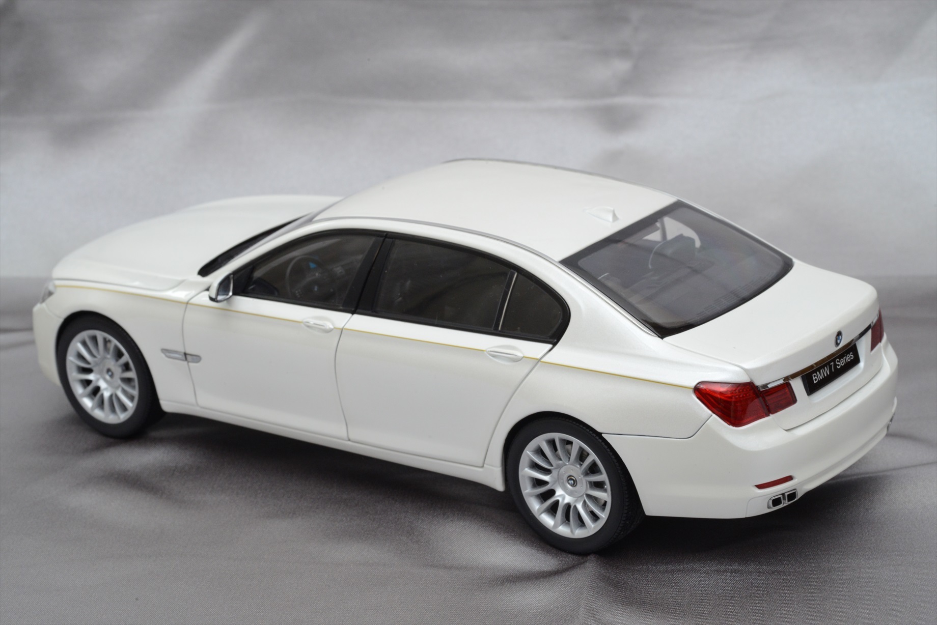 京商 1/18 BMW 760Li(F02): 銀の備忘録